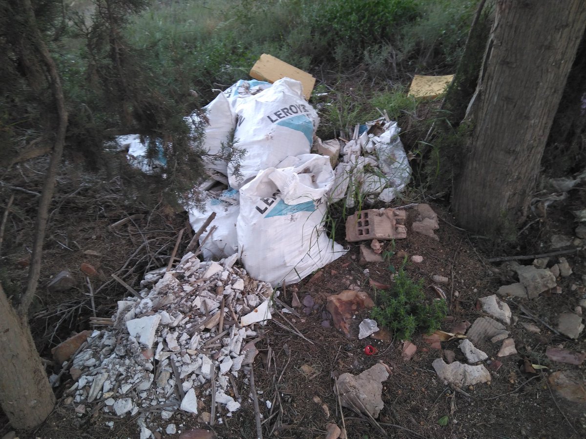 Por otro lado, todo esto se produce por la falta de vigilancia de <a href="/MurciaPolicia/">Policía Local Murcia</a>, pues los vecinos raramente vemos a la policía por el barrio patrullando. ¿Piensa el <a href="/AytoMurcia/">Ayuntamiento de Murcia</a> dar una solución? ¿O las pedanías somos menos que el centro? <a href="/lolasanchezalar/">Lola Sánchez Alarcón</a> <a href="/MuCSostenible/">Murcia Ciudad Sostenible</a> <a href="/Rebepl/">Rebeca Pérez</a>