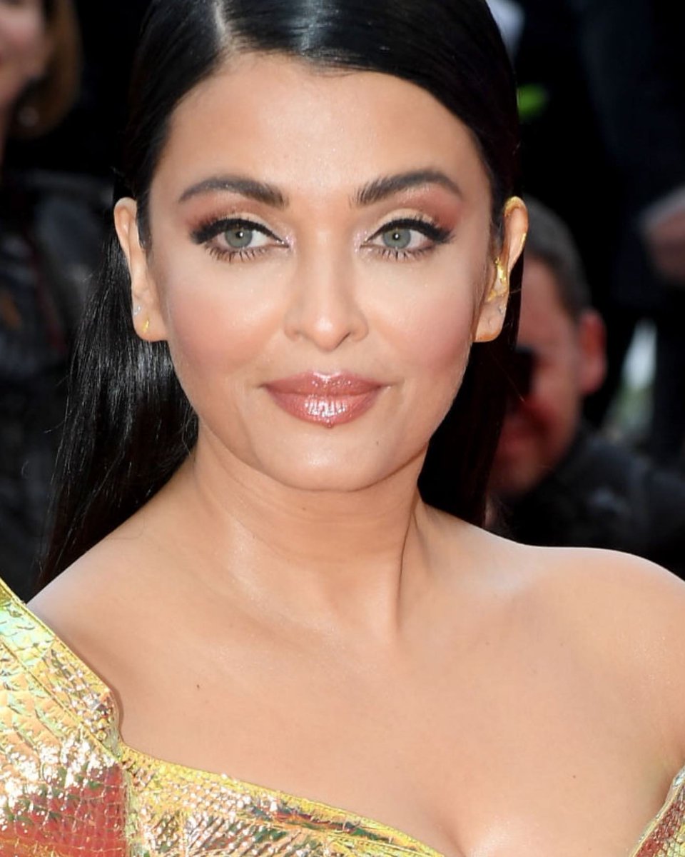 The golden mermaid: Aishwarya Rai Bachchan stuns at Cannes red carpet - The  Hindu
