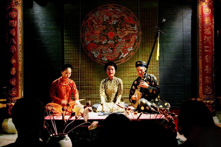 Fareastour_fr's tweet photo. Étant inscrit en 2009 par l’UNESCO sur la liste du patrimoine immatériel nécessitant une sauvegarde urgente, le chant #Catru est l’une des principales formes de la musique classique au #Vietnam .
#circuitauvietnam
#culture
#voyage https://t.co/2Wa7XVUkbh