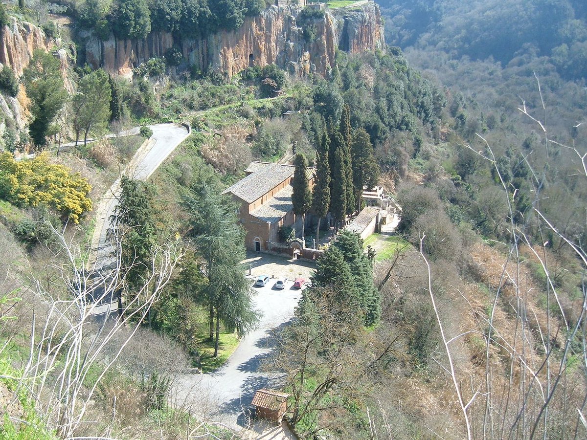Domenica 26/5 venite con noi a scoprire un’antichissima basilica incastonata tra le gole ed i burroni dell’#AgroFalisco che, pur trovandosi nella #Tuscia viterbese, nasconde misteriosi elementi comuni al territorio dei #CastelliRomani. Info e prenotazioni: bit.ly/2WbPZVH