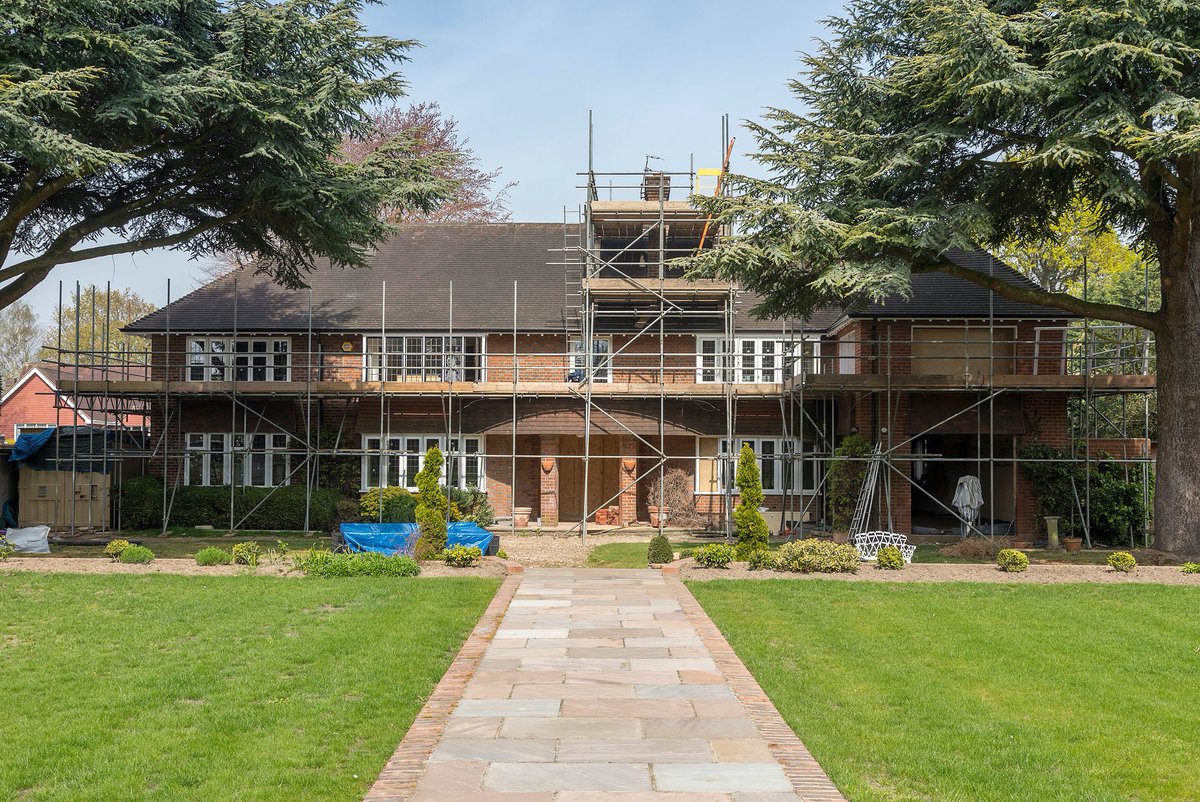 compasssouthern's tweet image. Some of the progress on the internal refurbishment and extension of this large period property in Esher. Underfloor heating in the kitchen and a new master en-suite #buildprogress #renovation #homealterations
.
.
📸@johnmiller_photography