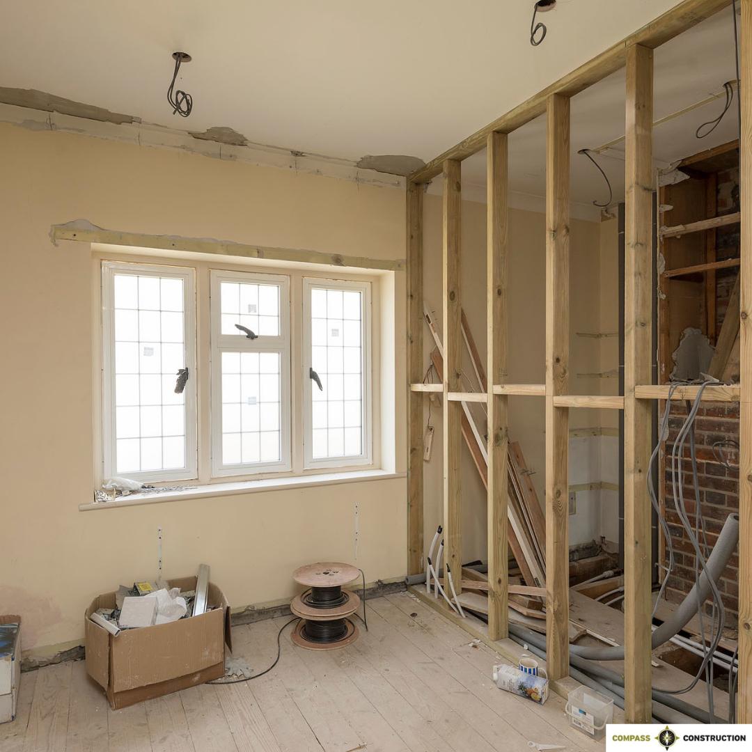 compasssouthern's tweet image. Some of the progress on the internal refurbishment and extension of this large period property in Esher. Underfloor heating in the kitchen and a new master en-suite #buildprogress #renovation #homealterations
.
.
📸@johnmiller_photography