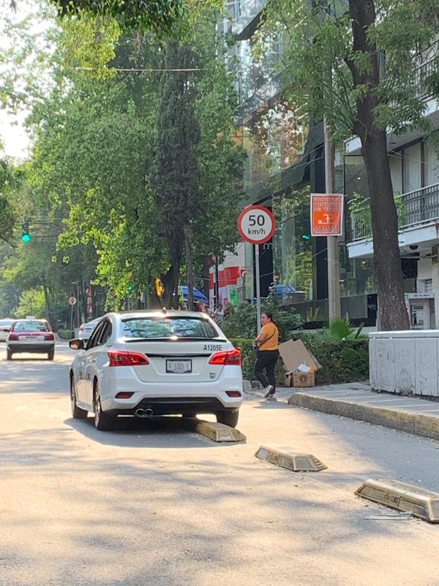 perroamigoCDMX's tweet photo. 🛑🚕🚥❎🚕🛑❎🥚🥚🥚🚕🚕🚕

@ComiteVPolanco @Espejored @SSP_CDMX @OVIALCDMX @LaSEMOVI @andreslajous @inveacdmx 
#Polanco
Q hermoso!  metro polanco los taxis hacen lo que quieren hasta comen en los cofres en doble fila.   
Se nota quien manda. https://t.co/V19Cod6wQl