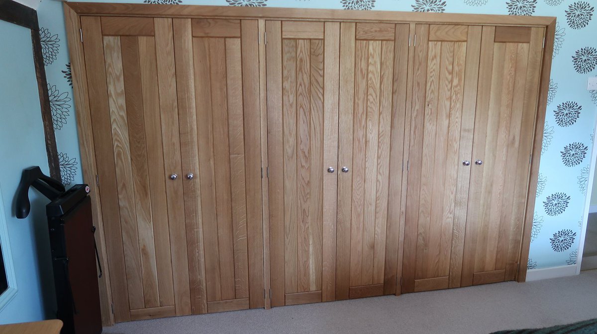 MarkABespokeInt's tweet photo. You can't beat bespoke. Made to measure to your exact specifications and utilising every inch of the space available.

This oak wardrobe enabled the client to have exactly what they wanted. No one size fits all here. https://t.co/IU5sBTtPID