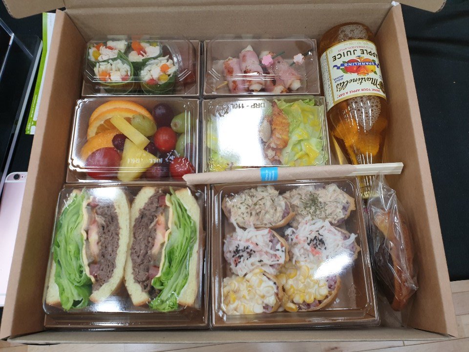 GenG's tweet photo. 팬분들께서 Gen.G #PUBG 팀을 위해 도시락을 보내주셨습니다! 맛있게 먹고 힘내서 꼭 1등 하겠습니다. 감사합니다!

Lunch boxes prepared by Gen.G PUBG fans for the players and coach, thank you very much! We'll be charged up for the upcoming match!

#GenG #WeAreGenG #GenGWin #Sandwiches https://t.co/90HPEojbby