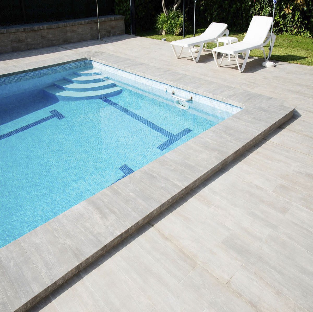 Ceracasa Cerámica on Twitter: "Cada vez es más habitual encontrar #cerámica en la decoración para la de la #piscina. En esta vivienda particular eligieron la serie Secuoya Olivo antideslizante, resultando muy