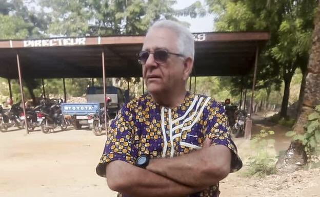 AfricaDirecto's tweet photo. Nos unimos al dolor de los @SalesianosSSM y de la familia del Padre Fernando Hernández, asesinado en Burkina Faso, el pasado sábado.
Que el Señor le tenga en su gloria y consuele a sus allegados.
#AfricaDirecto https://t.co/ddJKE8LTpP