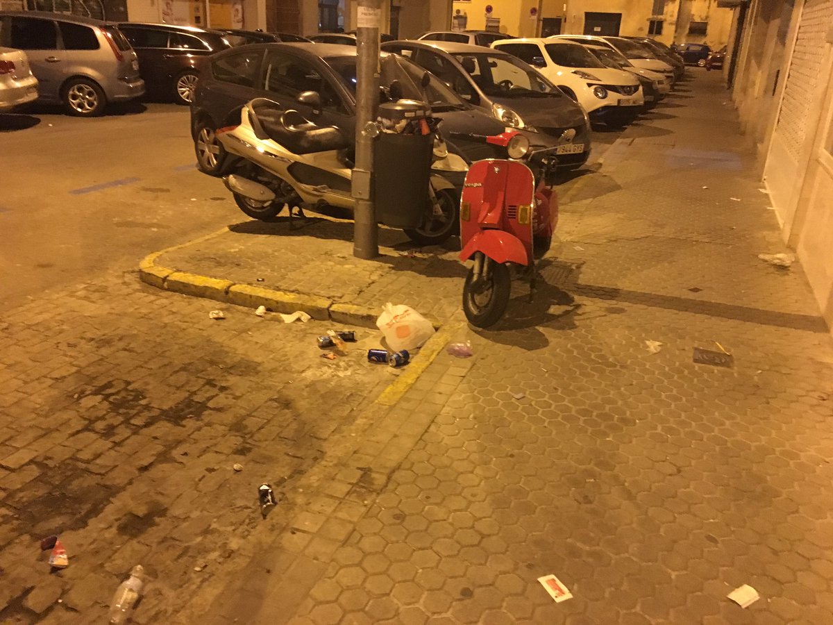 jeroramos77's tweet photo. @RetoLipasam lo q deberían es limpiar más porque si la Gente es una guarra hay q hacer algo, vivo en la calle ubeda y da asco pasear x ahí. https://t.co/E3Mzfsiurb