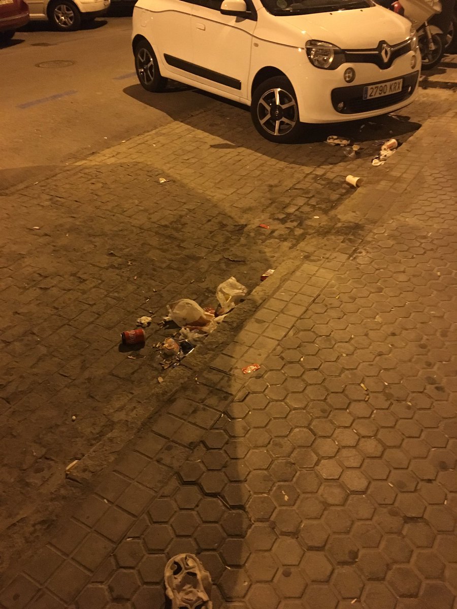 jeroramos77's tweet photo. @RetoLipasam lo q deberían es limpiar más porque si la Gente es una guarra hay q hacer algo, vivo en la calle ubeda y da asco pasear x ahí. https://t.co/E3Mzfsiurb