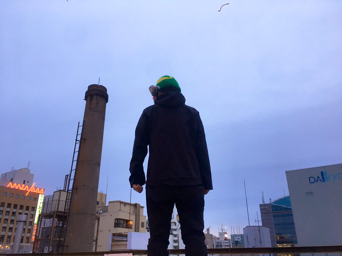 BarGunjoukurage's tweet image. 六周年めでたい。
周年記念コスプレ店員、今晩は徳永ラウェイです。
#皆はこう呼んだ鋼鉄ジーグ
#LochiamavanoJeegRobot
#jeegrobot