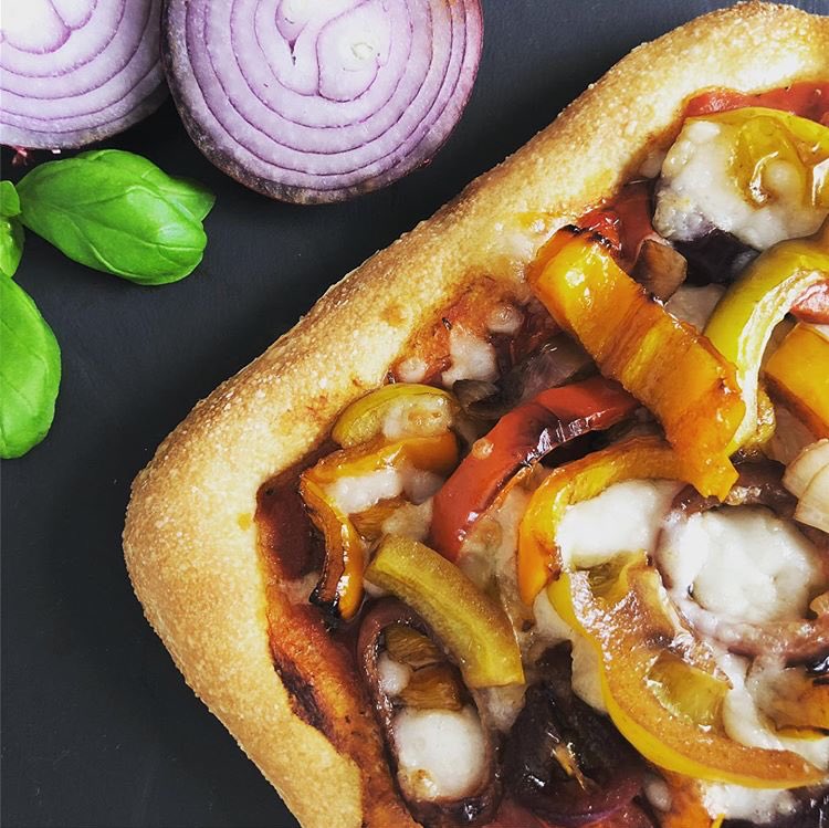 Meat free Monday 🍕 
#meatfreemonday #vegan #mondaymotivation #streetfood #italian #pizzaslice #pizza #pizzaaltaglio #meatlessmonday