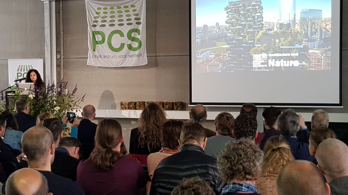BrunoGobin's tweet photo. Hana Narvaez from @StefanoBoeri architects explains how forestation of buildings can add significant CO2 capture, O2 production an biodiversity increase.
A true vertical park
#groenegevels study day
@pcsierteelt
#WTCB https://t.co/oaxBAoGlPy