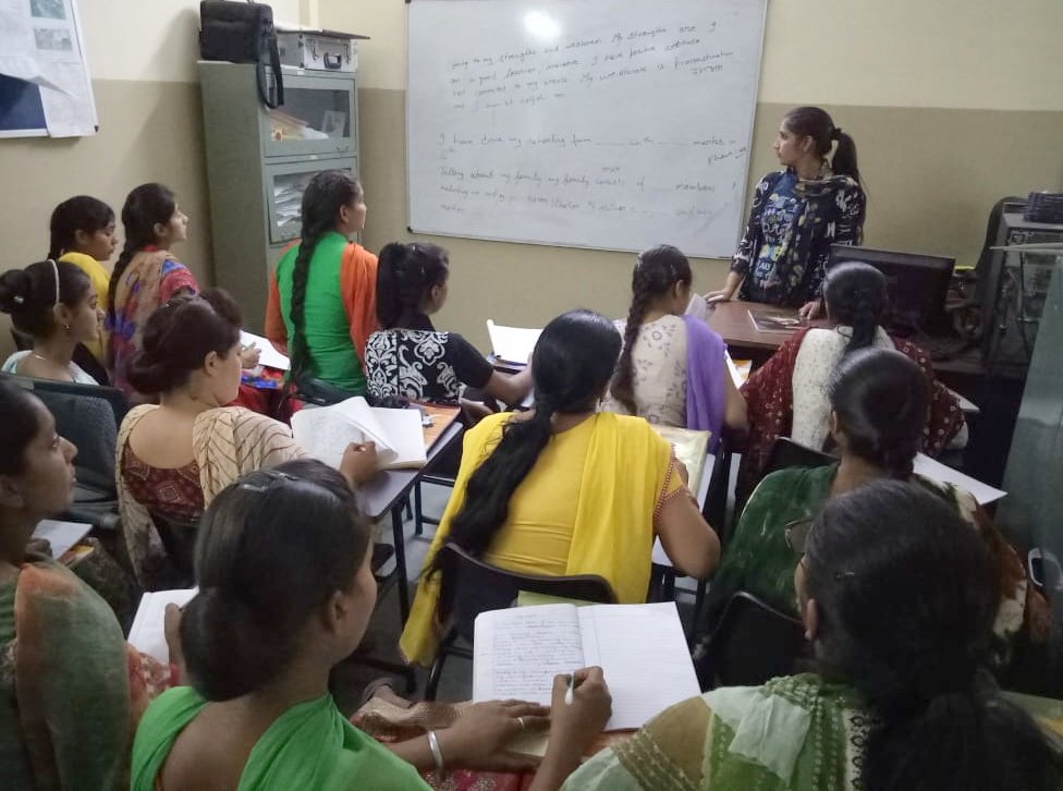 MBCT_Trust's tweet photo. Young boys &amp; girls busy in learning English language skills @MBCT_Trust #YouthEmpowerment #WomenEmpowerment #DigitalIndia #skillIndia🙂
#DomesticDataEntryOperator under National Urban Livelihood Mission scheme. #NULM https://t.co/IfvCsqJDLj