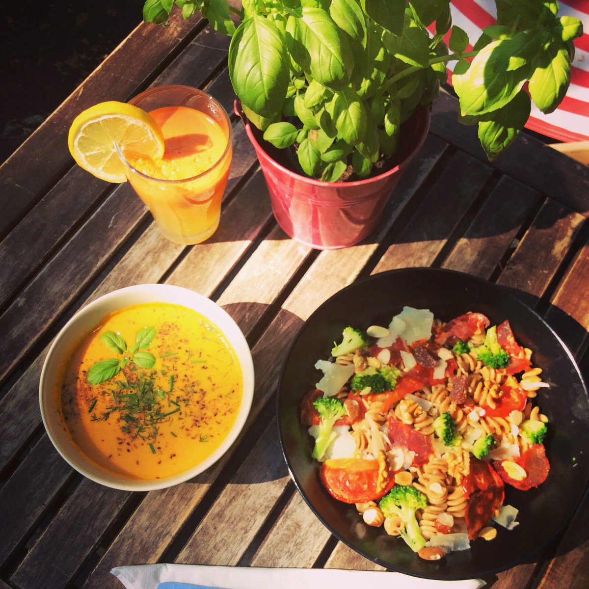 CrockBio's tweet photo. Bonjour, aujourd’hui nous vous proposons notre #velouté de #carottes , #potimarron #oignons #faitmaison #homemade #sansproduitslaitiers #vegan #sansgluten #glutenfree #barasalade #soupe #juspressé #trèsbon #restoparis #topresto #gastronomie #santé #healthylife #health #vegetables https://t.co/EOjq1RjJJi