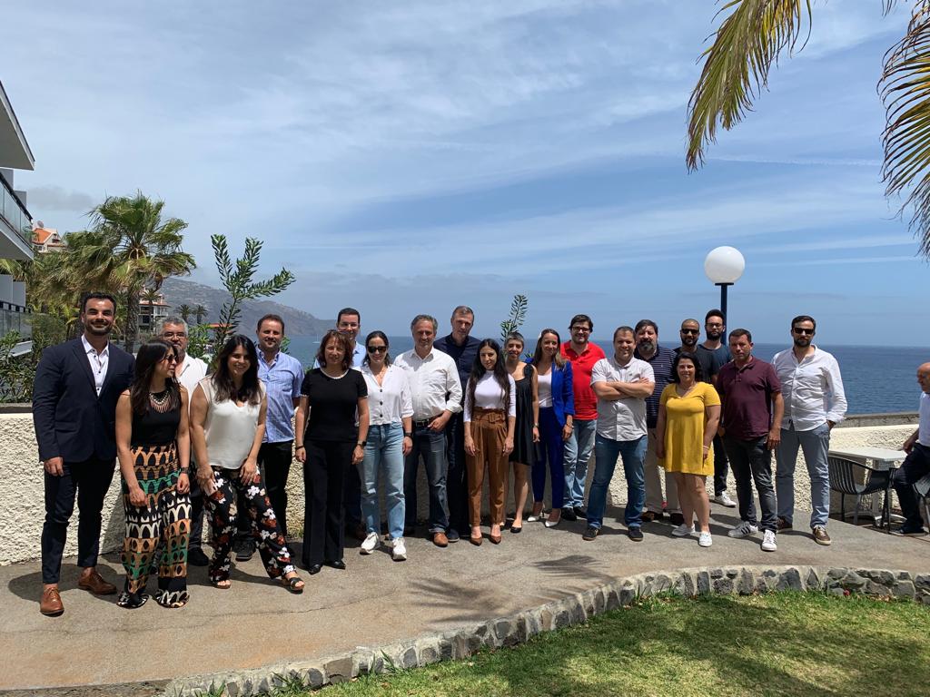 traveltomadeira's tweet photo. Apoiámos a #Alep na organização do "Seminário Avançado" para gestores. O primeiro evento da "Associação de Alojamento Local em Portugal" na #Madeira. Com os parceiros @homeaway e #avantio. 
#traveltomadeira #homeaway #al #alojamentolocal https://t.co/cwTHejqeul