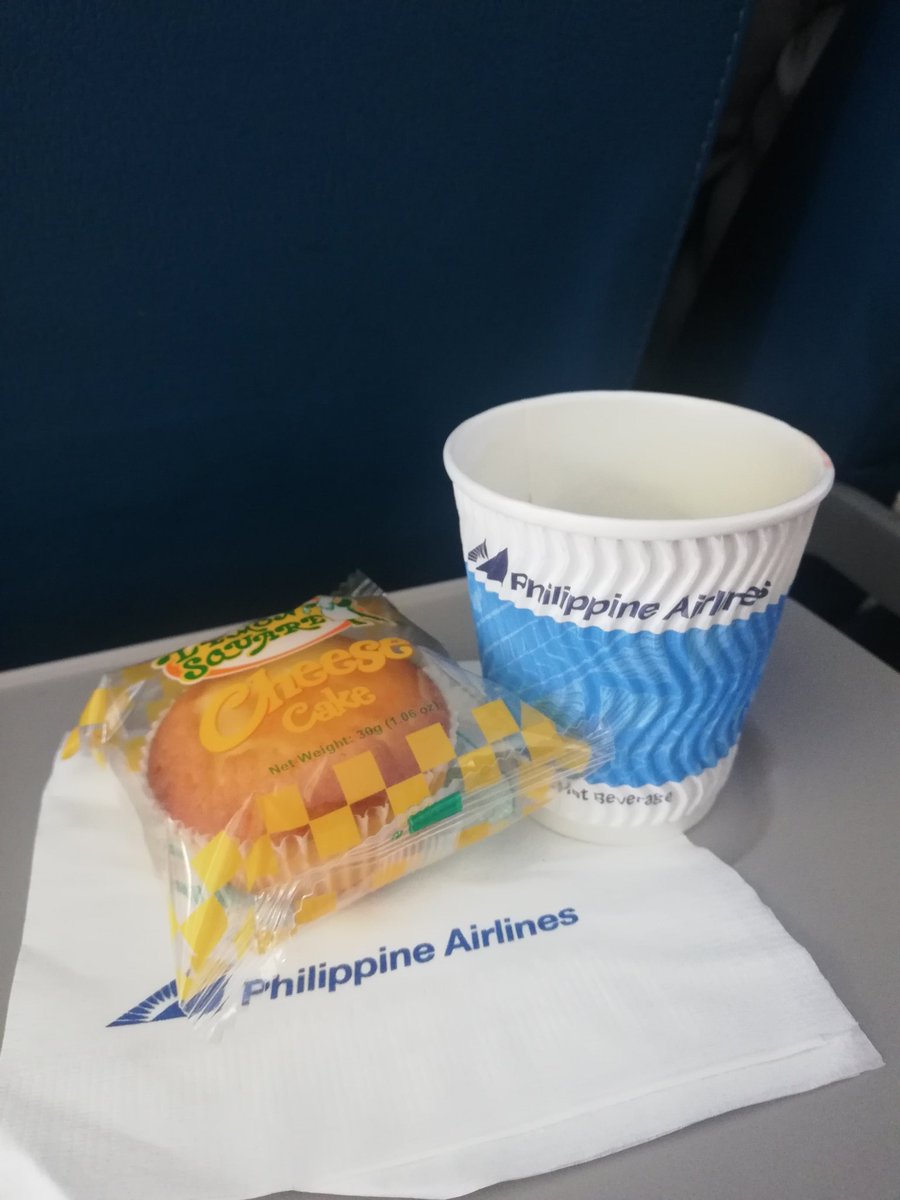 gill_faral's tweet photo. Anyare @flyPAL? Nakakapanibago ang snacks. #SkyKitchen https://t.co/4nwhPbQNSv