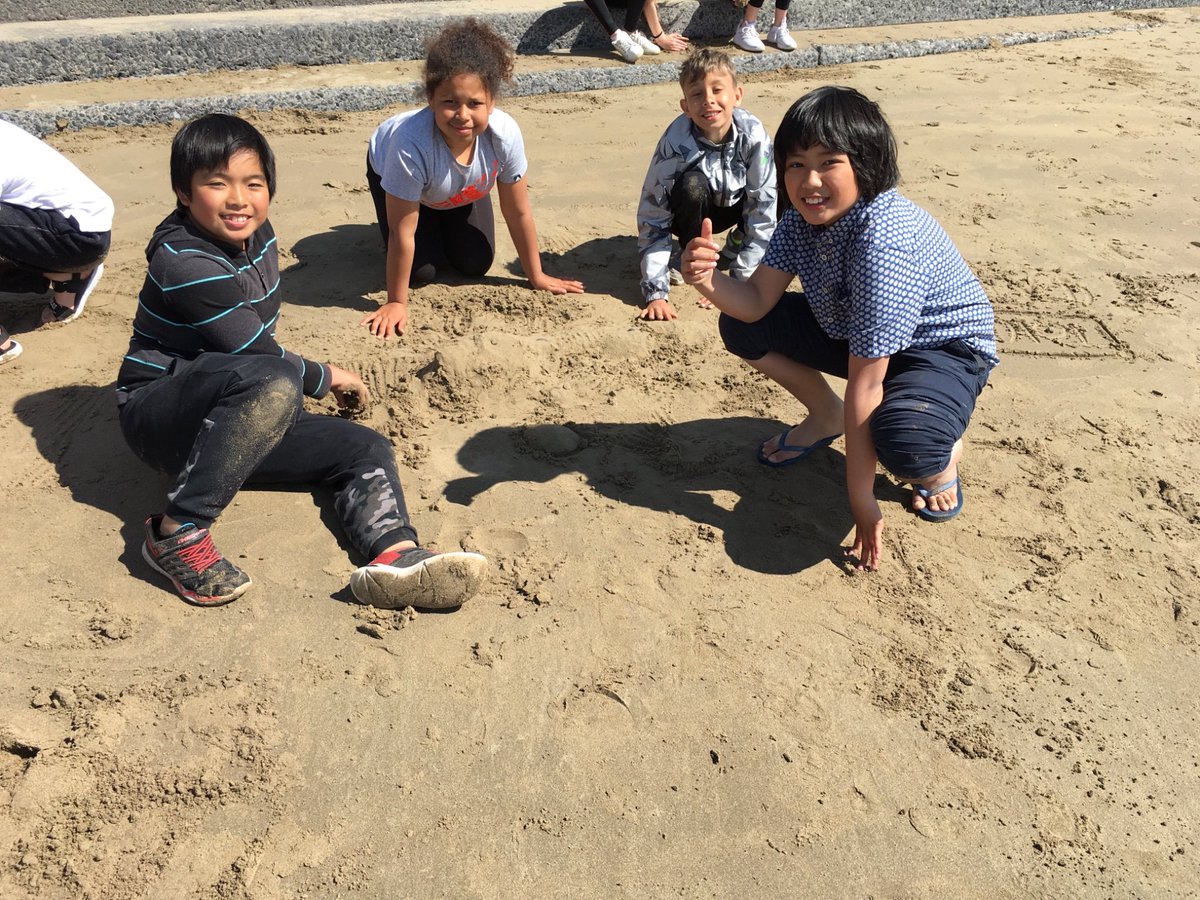 Stphilipevanspr's tweet photo. One last trip to the beach and the frisbee is out 🌊☀️ #morfabay2019 #makingmemories https://t.co/AaANTw3jK6