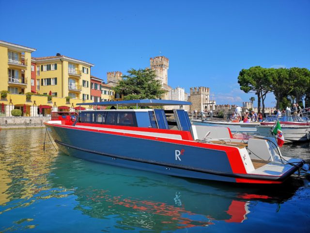 vaielettrico's tweet photo. Un tour tra #mare e #laghi italiani per far conoscere la navigazione elettrica con #Reboat. La barca a batteria messa in acqua dall’operatore Repower. Qui le altre tappe del tour 🚤⛴️ https://t.co/iPoYvr6Ikz https://t.co/Peet0T9IQK