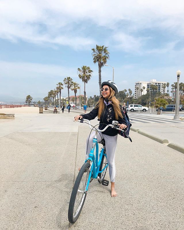 AanamC's tweet photo. Going up on the channel today: Day 2 from Los Angeles! Vogging daily on this trip was so much fun, with so many things happening everyday - catch up 📲
-
#WhatWhenWearTravels #WhatWhenWearInUSA #FeelLA #SeeSantaMonica @discoverla https://t.co/w3GKg0VWss https://t.co/9Bb4p65TPg