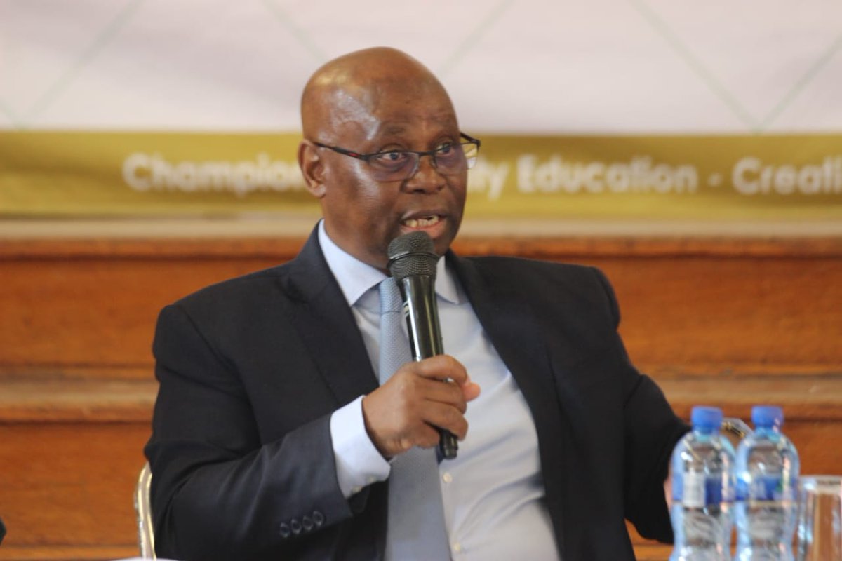 DBE_KZN's tweet photo. HOD outlining the purpose of the meeting where he also commended the District for their Performance for #2018NSC. 
Discussion: Ways to Improve the Results further in order to produce #QualityOutput, end of 2019. #AcademicImprovementPlan @DBE_KZN @ElijahMhlanga @DBE_SA @UmalusiSA https://t.co/zcSEeoEDAy
