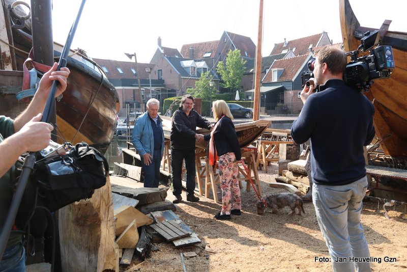 JanHeuvelingGzn's tweet photo. Janny van der #Heijden en @Andere_VanDuin op de #botterwerf in #Spakenburg voor opnamen van een nieuw reisprogramma voor @OmroepMAX https://t.co/kFDzZO9nLs