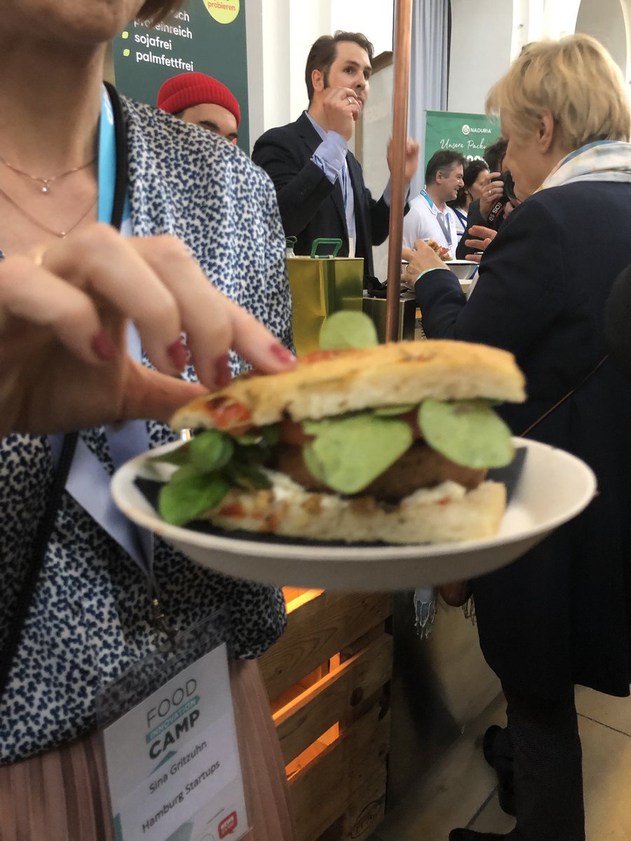 HHStartups's tweet photo. Sieht aus wie Fleisch, ist aber #vegan und #nachhaltig! #BeyondMeat-Verkostung bei @nxfood_com und @kitchenguerilla mit @RenateKuenast, Wladimir @Klitschko, @RalfDuemmel, @HansJuergenMoog und Jochen Vogel @rewe_group! #FIC2018 #Ausstellung #Veggie #VeganeBurger https://t.co/y2yJDSWDlw