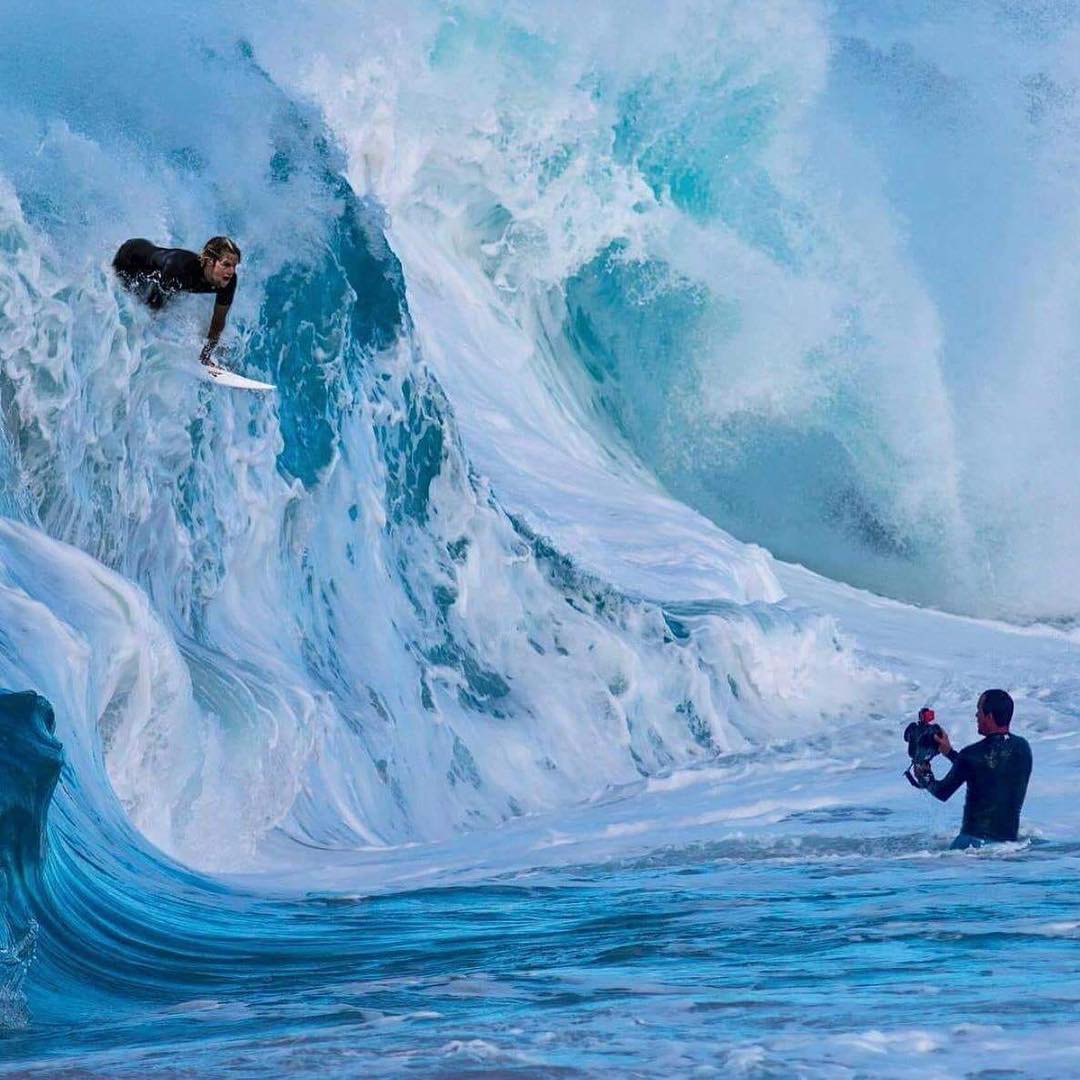 SunZapperUK's tweet photo. We couldn't resist reposting this image from @JACOBJMV of  @clarklittle &amp; @johnjohnflorenc which gives two perspectives of #mondaymotivation &amp; "Heading into the week like..."

Are you a half the glass full or empty person? https://t.co/PAbj6Bye6m
