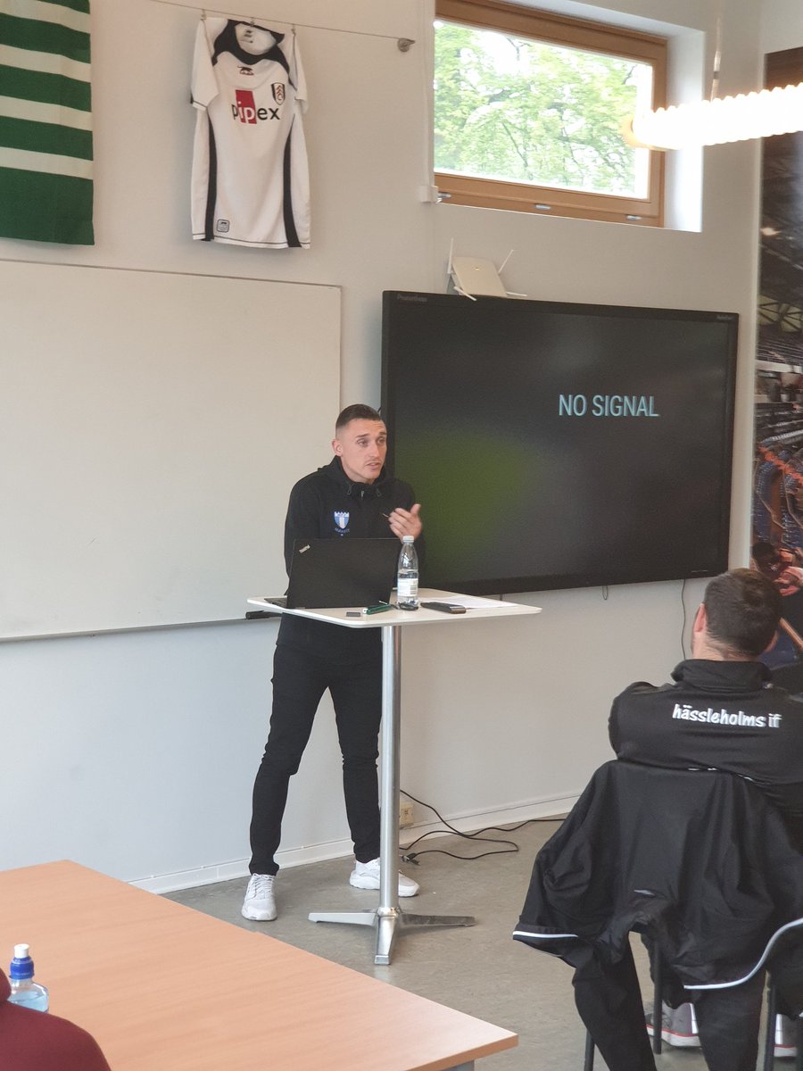 FotbollFhsk's tweet image. Idag har vi haft besök och föreläsning av @B_Rose_3, Malmö FF's och Danmarks fystränare. Ett proffs ut i fingerspetsarna och en fantastisk ambassadör för Malmö FF. Idag fick vi mycket ny kunskap!