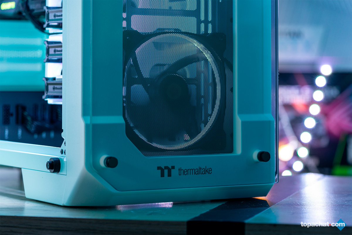 TopAchat's tweet photo. @ballistixFR @Seagate @Thermaltake_fr @bequietofficial @IntelFrance Juste magnifique ce @Thermaltake_fr View 71 TG Snow Edition 😍 pour habiller la #Config12 ! #20AnsTopAchat
https://t.co/ozl98mjS6e
Participe ici ⬇
https://t.co/GRKq2JBS27 https://t.co/DqKhQWczw3