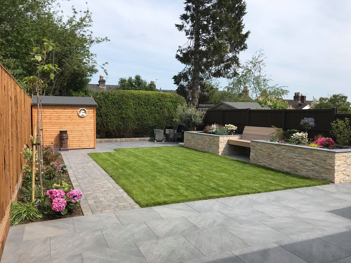 groundcraft_pro's tweet photo. A complete garden transformation we have recently finished, consisting of various different products and plants which makes for a stunning garden. @Sarahhennem #bradstone #marshalls https://t.co/tjJxwn0ZBe
