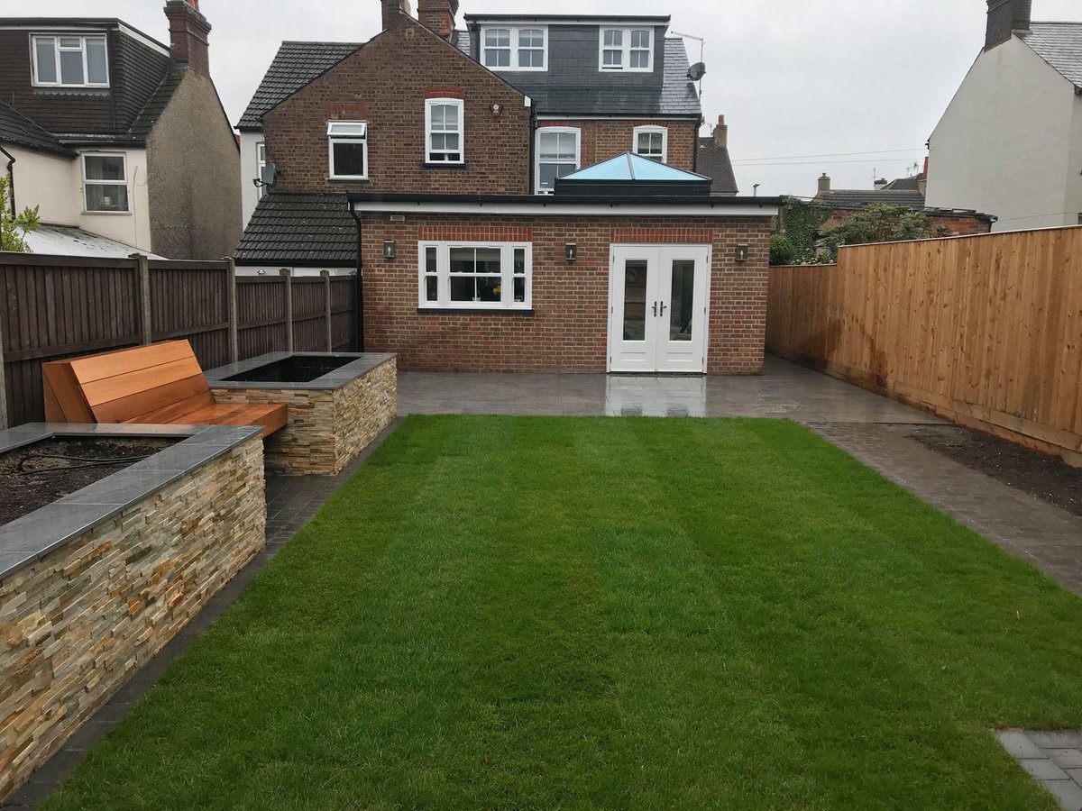 groundcraft_pro's tweet photo. A complete garden transformation we have recently finished, consisting of various different products and plants which makes for a stunning garden. @Sarahhennem #bradstone #marshalls https://t.co/tjJxwn0ZBe