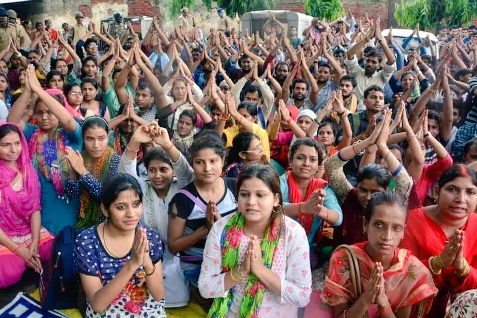 Udayshankerpan2's tweet photo. UP में अगर 🚩bjp 🚩की सीटें कम होती है तो इसका सबसे बड़ा कारण लंबित भर्तियाँ व बेरोजगार युवाओं के प्रति दुर्व्यवहार है 
🚩#12460_शिक्षक_भर्ती🚩
@PMOIndia @myogiadityanath @AmitShah @Aamitabh2 @BJP4India @DrMNPandeyMP @BJP4UP @SidharthNSingh @anupmajaisbjp @rajnathsingh @Mahabahas https://t.co/GG2bsUeiE6