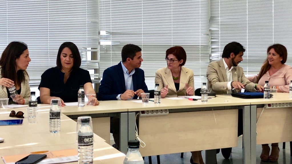 maitepagaza's tweet photo. Estamos en Algeciras escuchando las reivindicaciones de los distintos cuerpos policiales que luchan contra el narcotrafico en la zona. 

Es urgente que se mejoren los medios materiales y humanos y que se reconozca a Cádiz como zona de especial singularidad. https://t.co/zrtUWUVapP