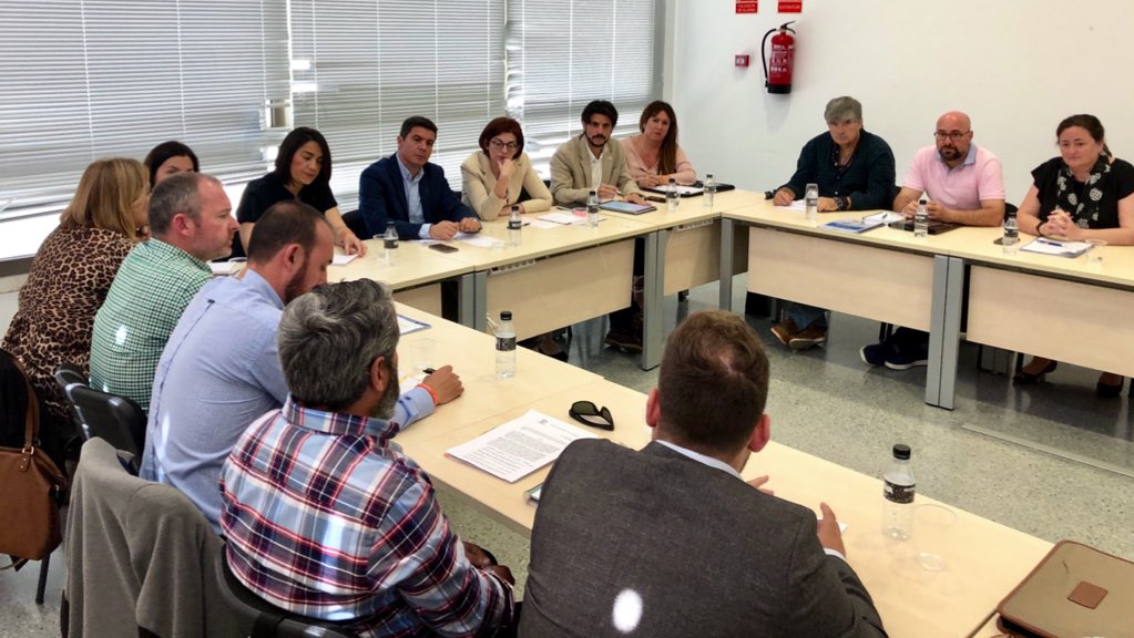 maitepagaza's tweet photo. Estamos en Algeciras escuchando las reivindicaciones de los distintos cuerpos policiales que luchan contra el narcotrafico en la zona. 

Es urgente que se mejoren los medios materiales y humanos y que se reconozca a Cádiz como zona de especial singularidad. https://t.co/zrtUWUVapP