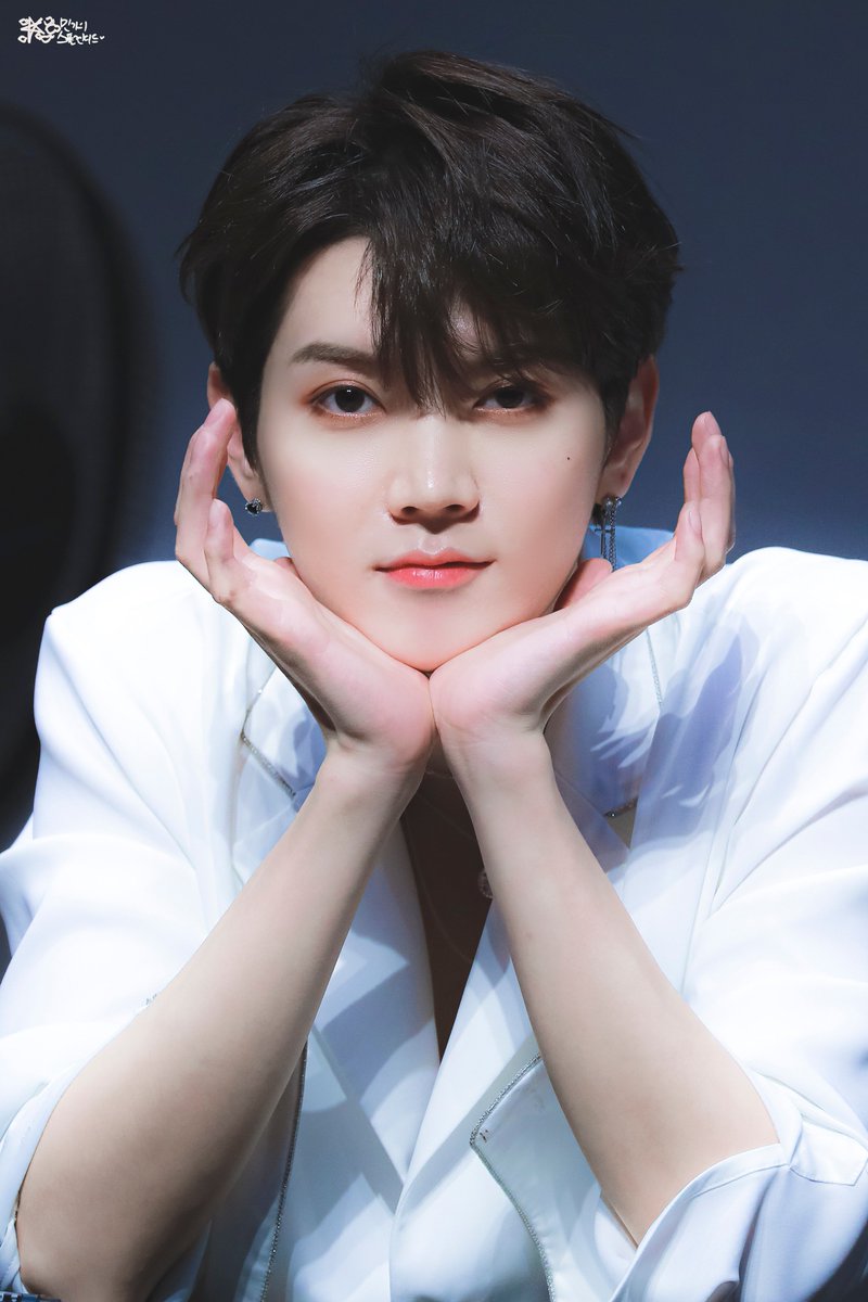Splendid_951103's tweet photo. 190516 상암 에스플렉스센터 팬싸인회 HQ

윙크 잘하는 법 (feat.배코) 
한쪽 눈을 감으면 돼요. 이렇게요. 

#렌 #최민기 #REN #뉴이스트 #NUEST #민기 #밍카엘 #말랑젤리 https://t.co/CjqM8XNAhq