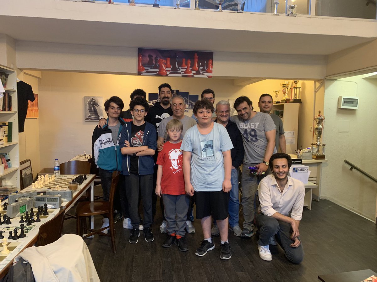 5Bucks_chess's tweet photo. 19 Mayıs'ta Kadıköy Satranç Merkezinde bir turnuva daha düzenledik. Galibimiz Umut Temizer'i tebrik ediyoruz. Bizi takip etmek isteyen, düzenleyeceğimiz turnuvalara katılmal isteyenler WhatsApp grubumuza üye olabilirler.

#satranç #kadıköy #ksm #istanbul https://t.co/I6oIVm78hI