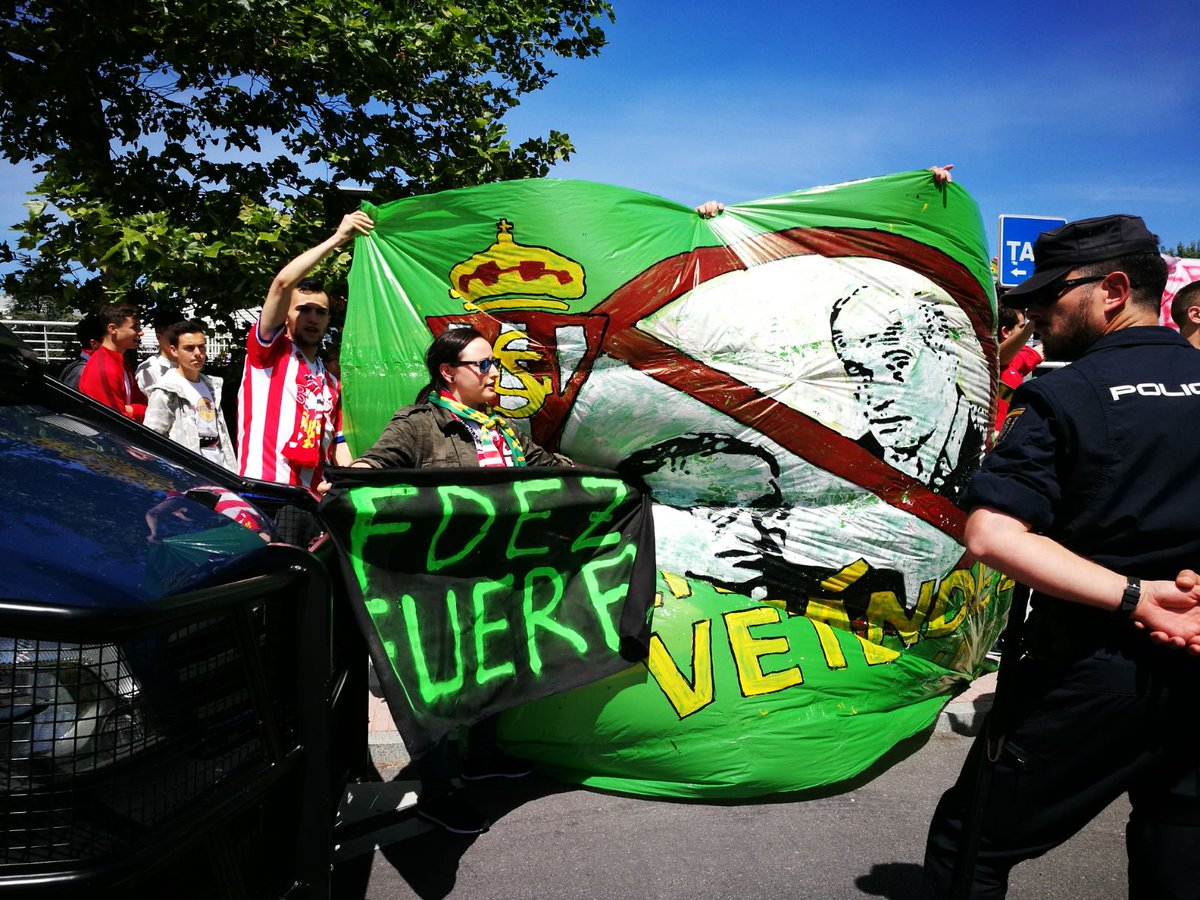 Fernandez_Fuera's tweet photo. Se cumplen dos años de la histórica protesta ante el Real Betis Balompié.
Dos años después tenemos una gran oportunidad de echar a la "Familia Fernández" de la mano de @TFND1905 
¡Luchemos por un Sporting libre de nuevo! #FernándezFuera https://t.co/ivwbbJLPKw