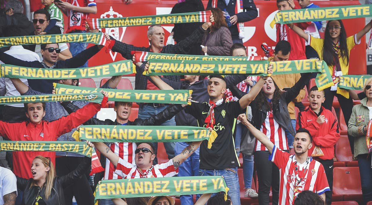 Fernandez_Fuera's tweet photo. Se cumplen dos años de la histórica protesta ante el Real Betis Balompié.
Dos años después tenemos una gran oportunidad de echar a la "Familia Fernández" de la mano de @TFND1905 
¡Luchemos por un Sporting libre de nuevo! #FernándezFuera https://t.co/ivwbbJLPKw