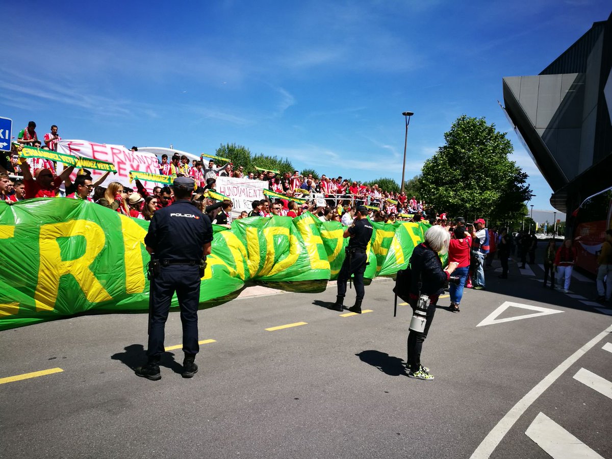 Fernandez_Fuera's tweet photo. Se cumplen dos años de la histórica protesta ante el Real Betis Balompié.
Dos años después tenemos una gran oportunidad de echar a la "Familia Fernández" de la mano de @TFND1905 
¡Luchemos por un Sporting libre de nuevo! #FernándezFuera https://t.co/ivwbbJLPKw