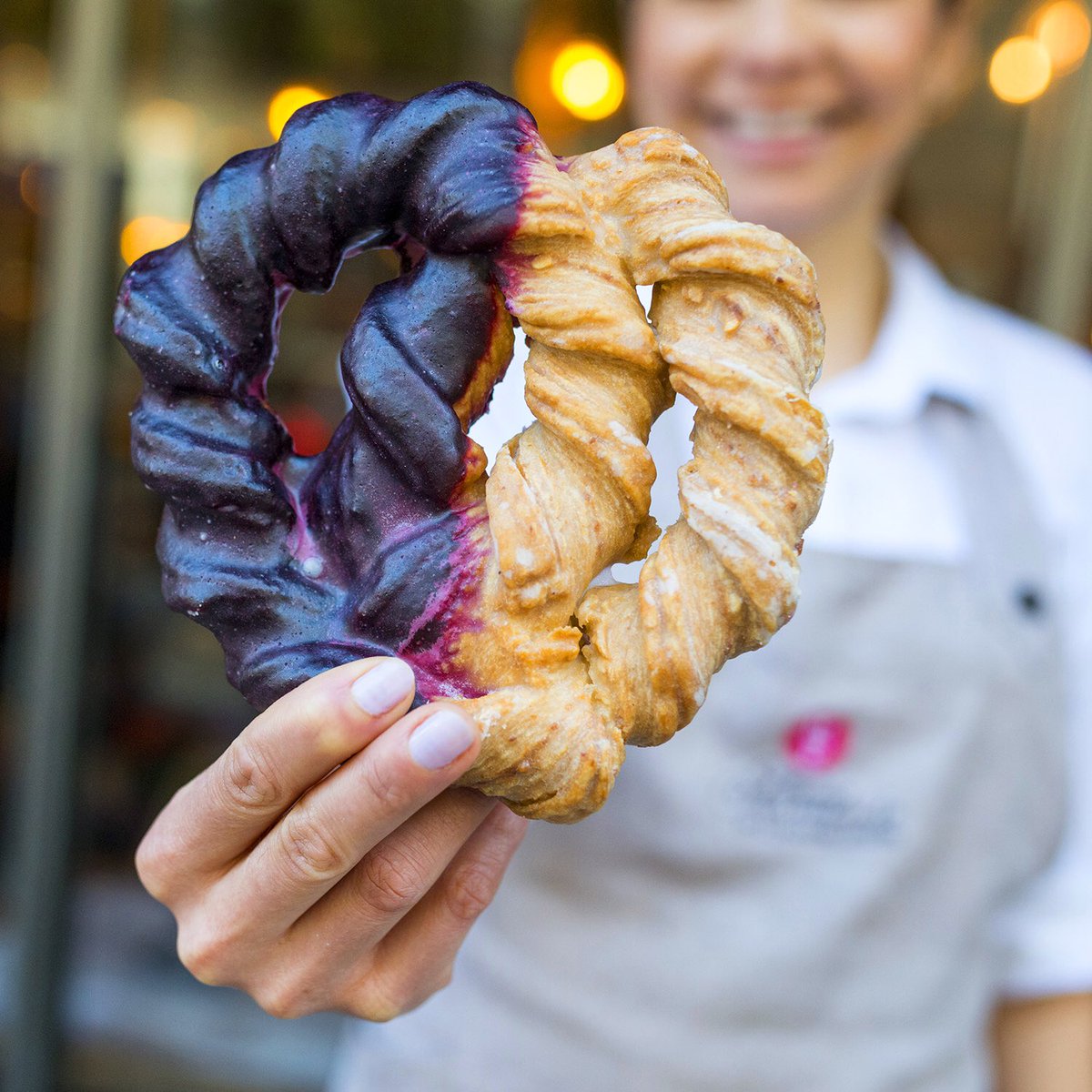 ¿Con qué mitad te quedas de nuestro Bretzel? Con la mitad de mermelada de arándanos o con la mitad sin mermelada? (Puedes elegir las dos si quieres...)😊