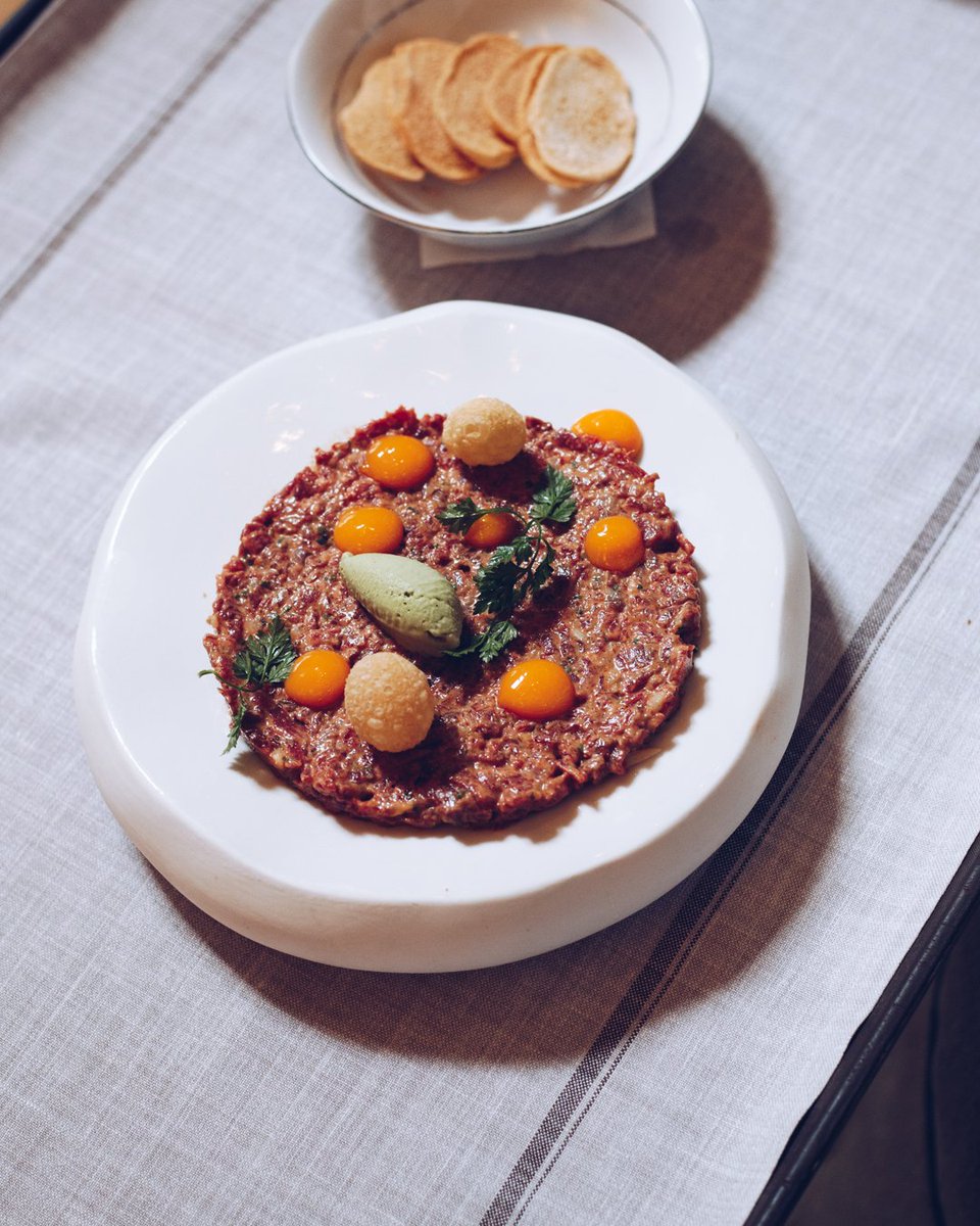 Steak tartar a nuestra manera con helado de mostaza