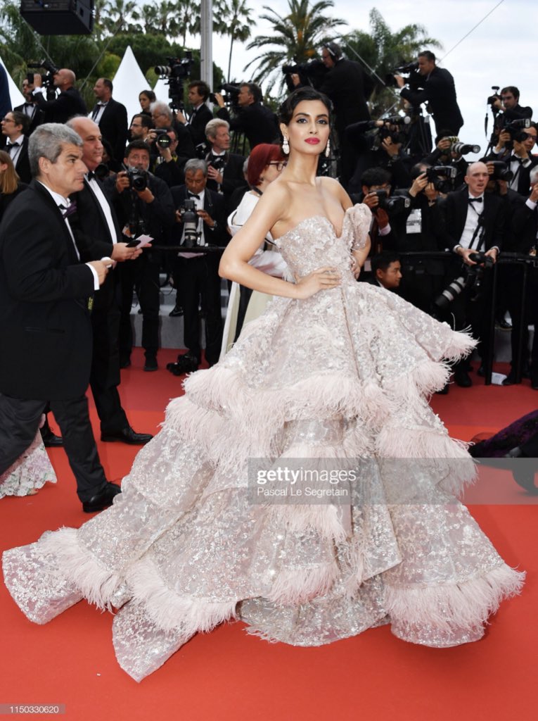 Go big or go home! #Cannes2019 #DianaAtCannes #GreyGooseLife #LiveVictoriously #FauxFeather 

📸: Getty Images