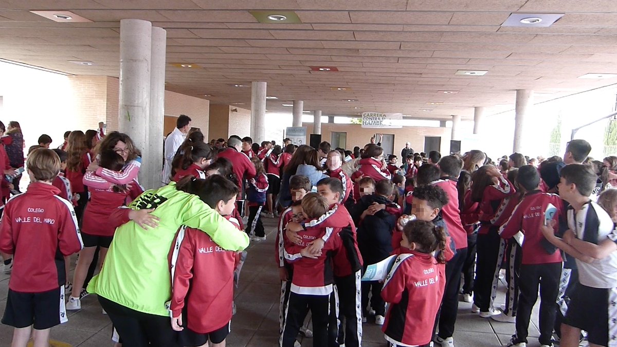 singercantante's tweet photo. Gracias, Colegio @ValledelMiro (Valdemoro, Madrid). Gracias, @edu_asseco. 💙
Thanks, Valle del Miro School (Valdemoro, Madrid). Thanks, @edu_asseco. ♥️
#Singer #ValoresHumanos #HumanValues #ElShowDeSinger #TheSingerShow
https://t.co/RzAOeuxoEp https://t.co/89zuZcES4j