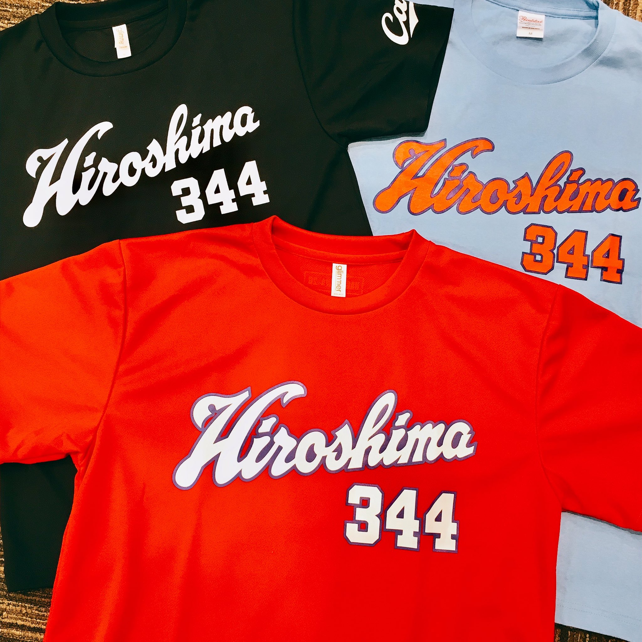 ひろしまブランドショップ Tau 毎年恒例のカープ344tシャツ19年verを5月21日より発売致します 価格 3 000 税込 収益金の一部は 三次市内のスポーツ 文化 観光振興のため地域団体 地域活性化イベント等に寄付させ ひろしまブランドショップ Tau 毎年恒例のカープ344tシャツ19年verを5月21日より発売致します 価格 3 000 税込 収益金の一部は 三次市内のスポーツ 文化 観光振興のため地域団体 地域活性化イベント等に寄付させ