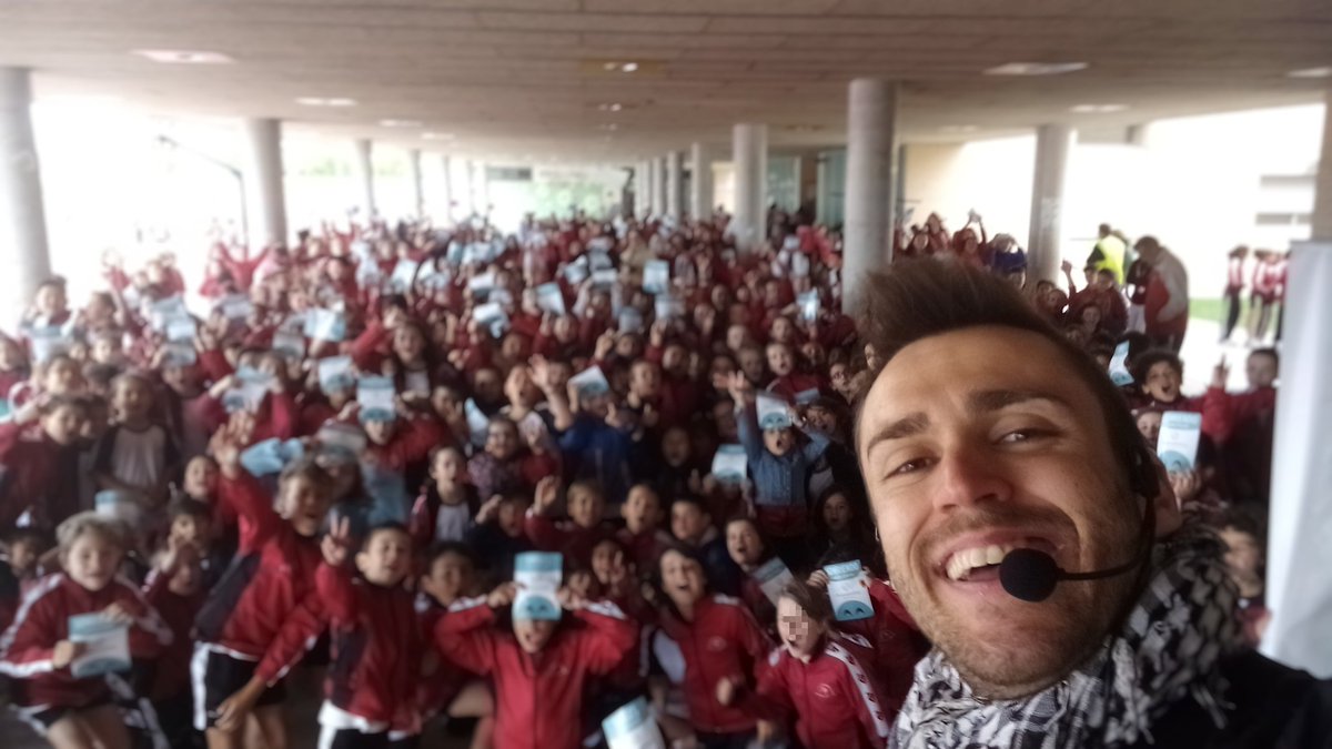 singercantante's tweet photo. Gracias, Colegio @ValledelMiro (Valdemoro, Madrid). Gracias, @edu_asseco. 💙
Thanks, Valle del Miro School (Valdemoro, Madrid). Thanks, @edu_asseco. ♥️
#Singer #ValoresHumanos #HumanValues #ElShowDeSinger #TheSingerShow
https://t.co/RzAOeuxoEp https://t.co/89zuZcES4j