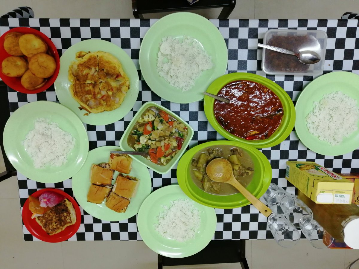 eidinrahman's tweet image. 4 juadah hari nei sis masak demi kawan2...😎
 #selamatberbuka
#ayammasakkurma
#sambalsardin
#sayurgorengkicap
#telurdadar