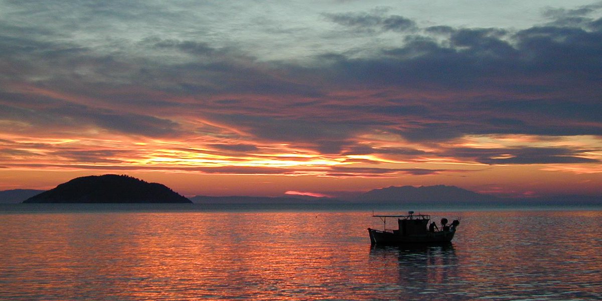 VisitHalkidiki's tweet photo. A rare palette of colours creates the most stunning sunset at #NeosMarmaras
Dare not to stare!
#Halkidiki #OneofaKind #visitxalkidiki https://t.co/uSnh0wiS7U