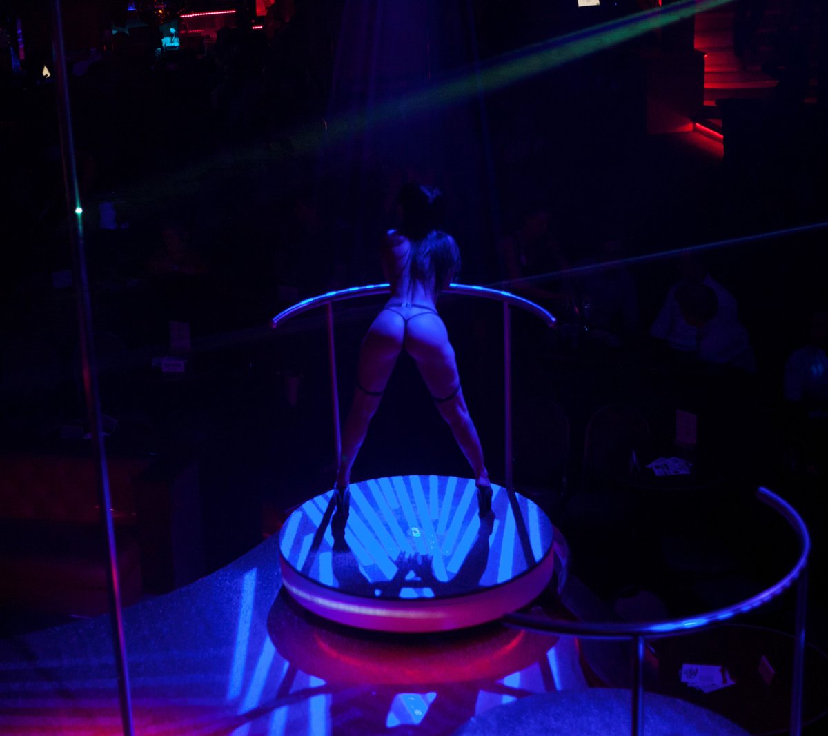GOLDFINGERSPRG's tweet photo. Ponoř se do nezapomenutelné atmosféry, již dnes večer 😋 😍 #partynight #praguecity #vipview https://t.co/R46CePumYX