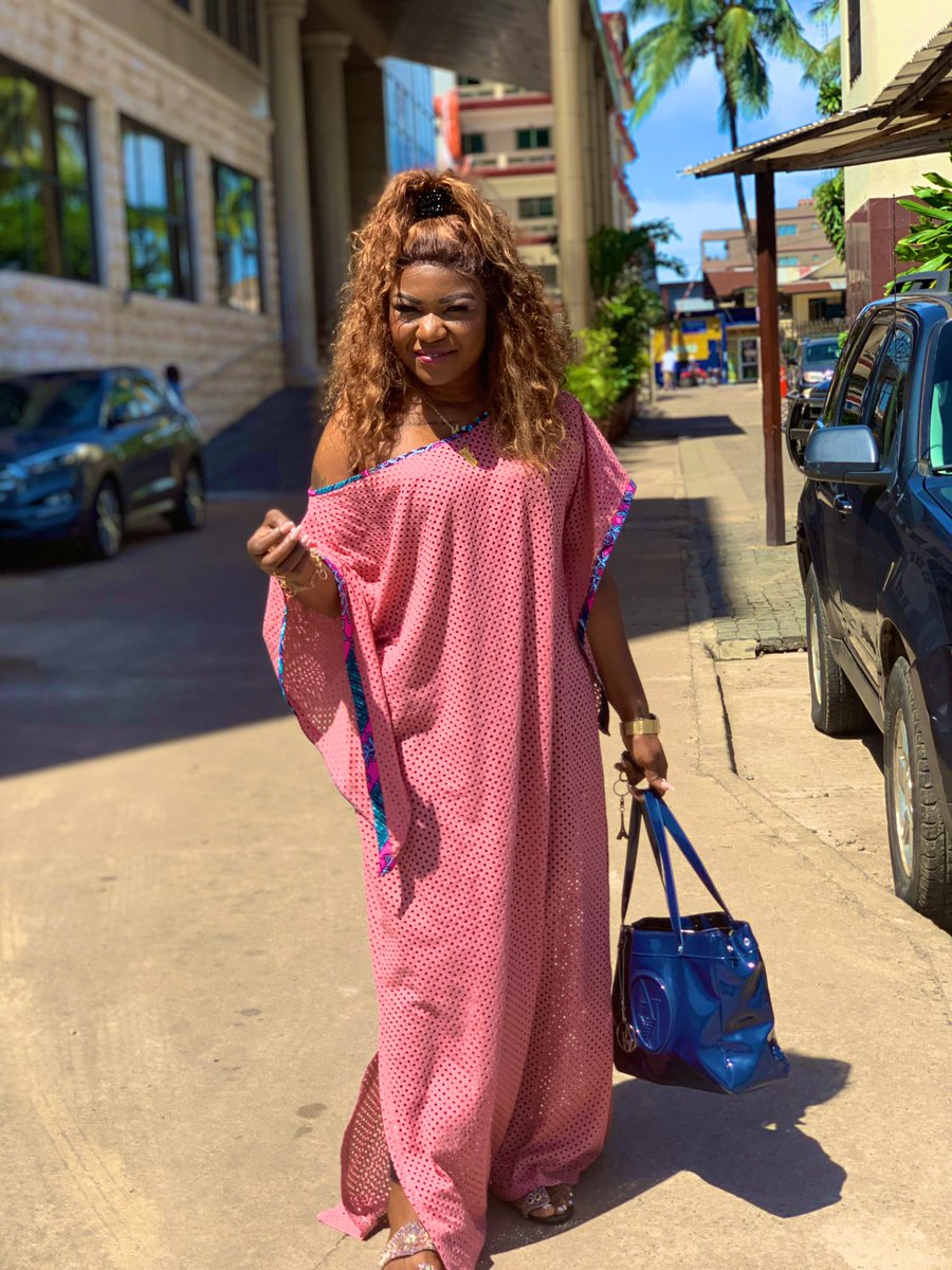 1Masterqueen's tweet photo. Made for me👗HAPPY NEW WEEK♥️
Dress by @monsiocouture and this lace frontal wig installed by @the_spa_by_rgh 👌🏾#mondayRadiowork #Ambassador2 https://t.co/yUSUxPh6W0