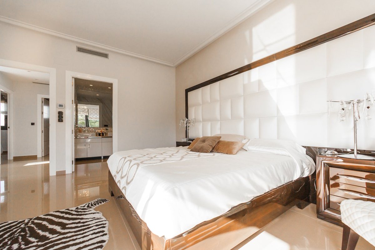 sa_decor's tweet image. A bedroom should be the most sumptuous and sacred room in a home–a place in which to dream, switch off and feel safe. With @PamGoldingGroup Properties we take a look inside some of the most luxurious houses for sale, for inspiring decor tips: bit.ly/2QlrHTX
